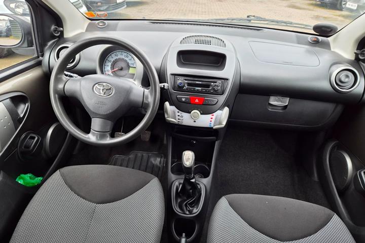 Brun Toyota Aygo fra 2012