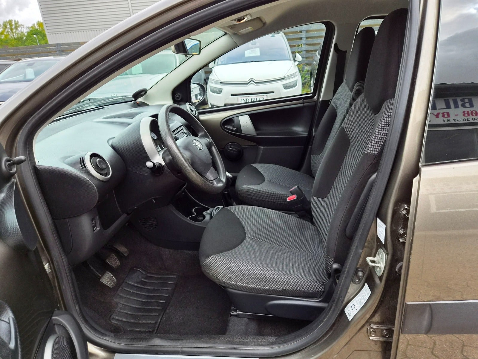Brun Toyota Aygo fra 2012