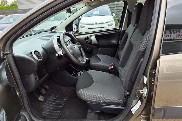 Brun Toyota Aygo fra 2012