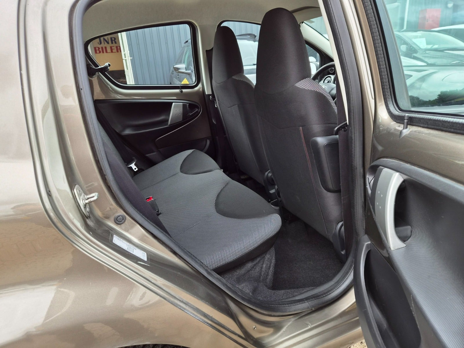 Brun Toyota Aygo fra 2012