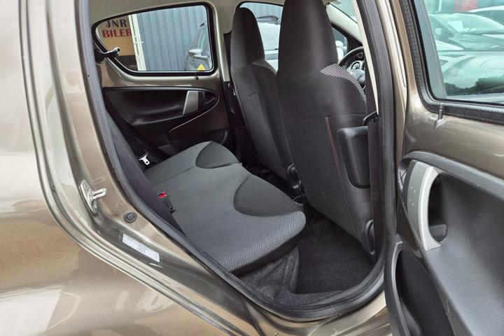 Brun Toyota Aygo fra 2012