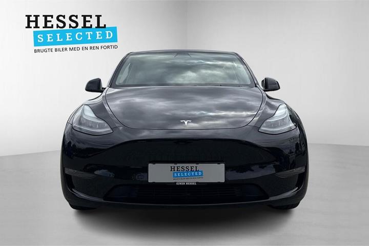 Sort Tesla Model Y fra 2023