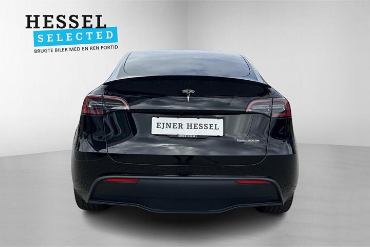 Sort Tesla Model Y fra 2023