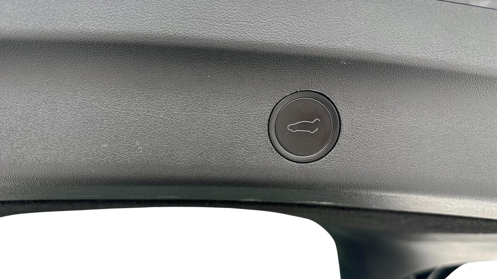 Sort Tesla Model Y fra 2023