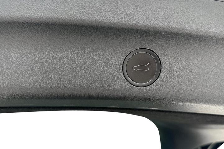 Sort Tesla Model Y fra 2023
