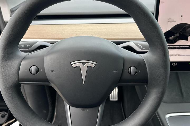 Sort Tesla Model Y fra 2023