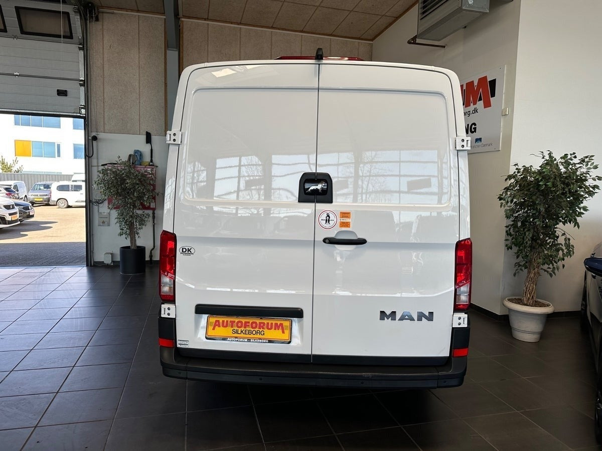 Hvid VW Crafter 35 fra 2023
