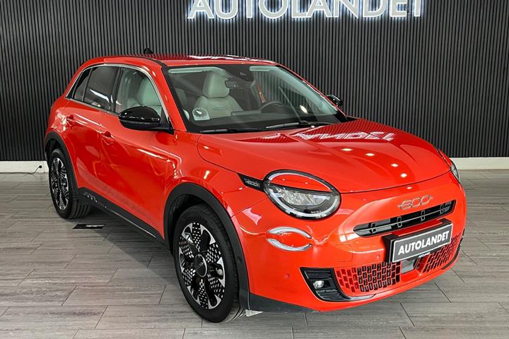 Rød Fiat 600e fra 2025