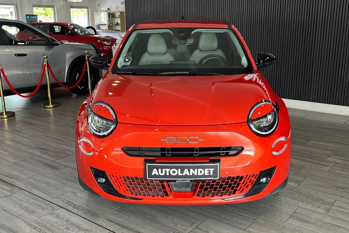 Rød Fiat 600e fra 2025