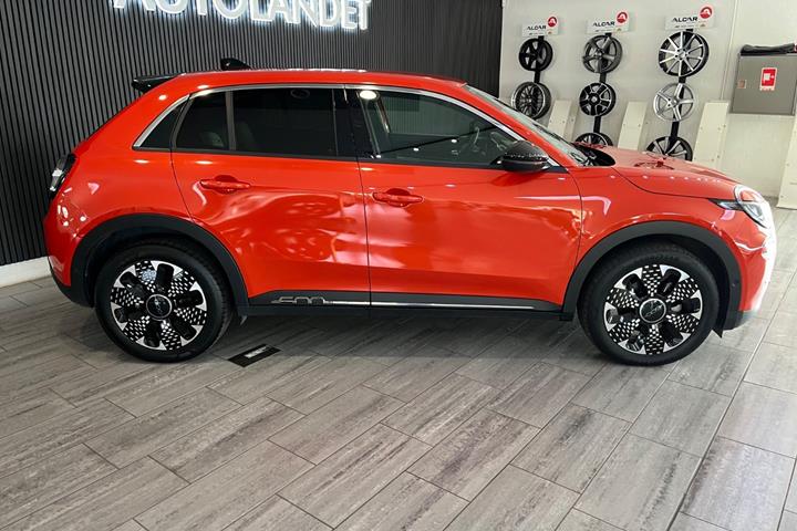 Rød Fiat 600e fra 2025