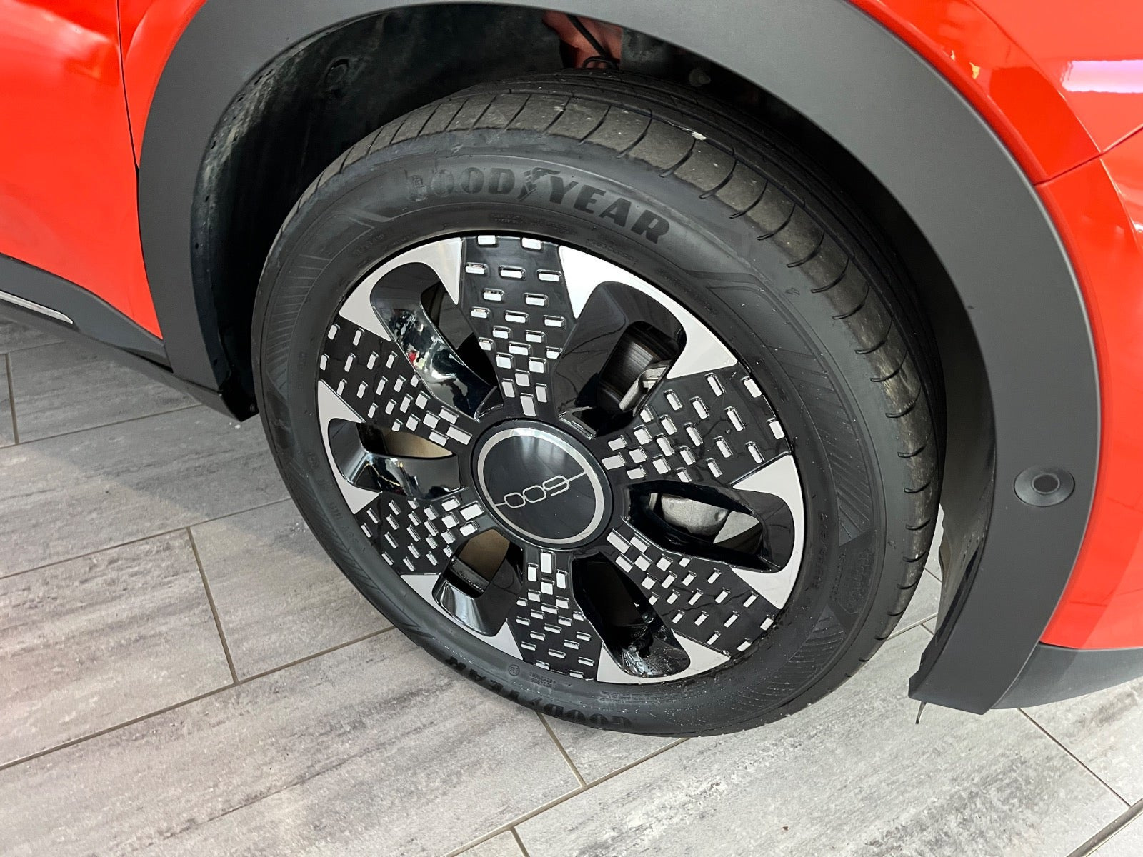 Rød Fiat 600e fra 2025