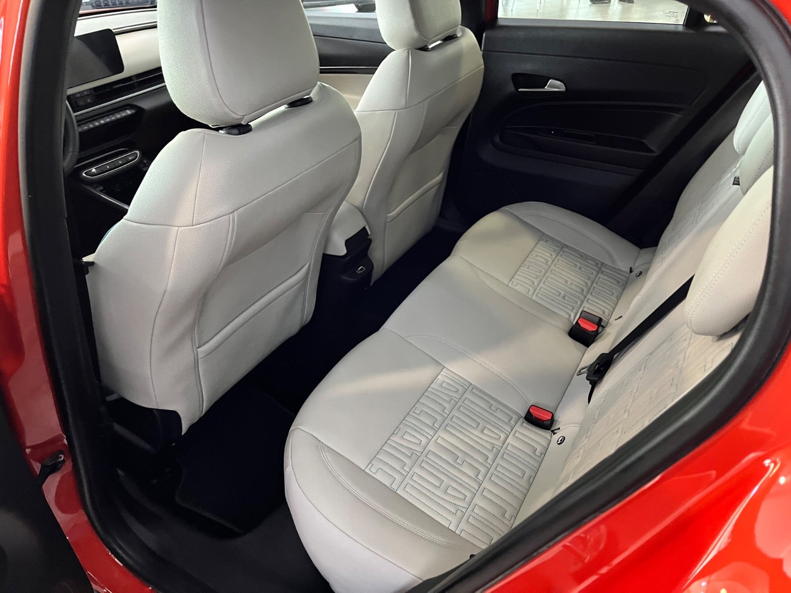 Rød Fiat 600e fra 2025