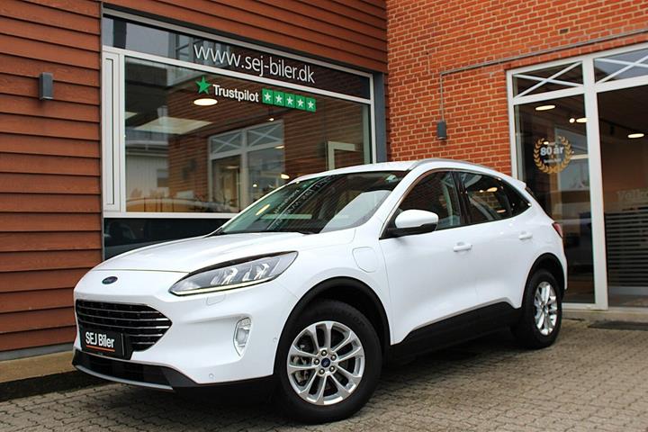 Hvid Ford Kuga fra 2021 set udefra
