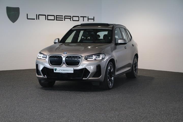 Orange BMW iX3 fra 2023