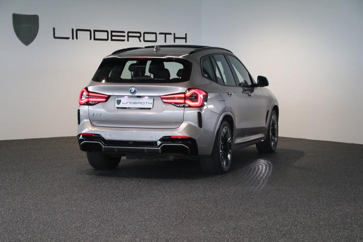 Orange BMW iX3 fra 2023