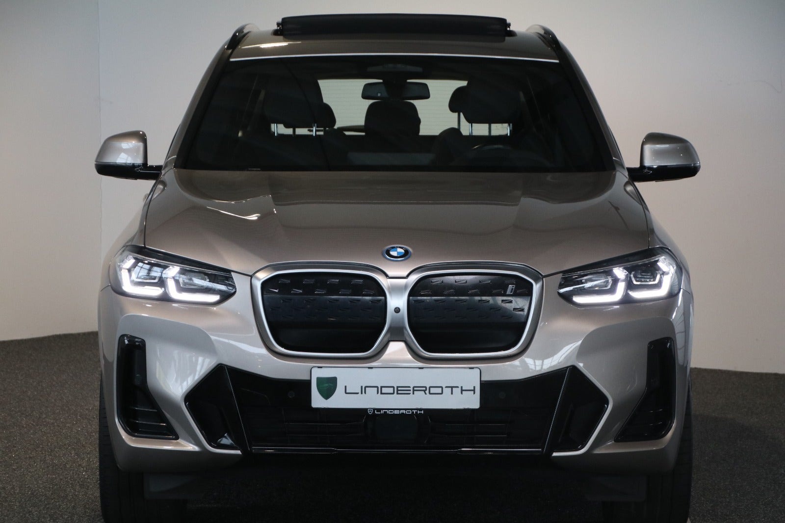 Orange BMW iX3 fra 2023