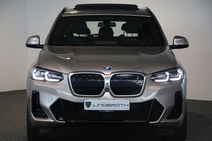 Orange BMW iX3 fra 2023