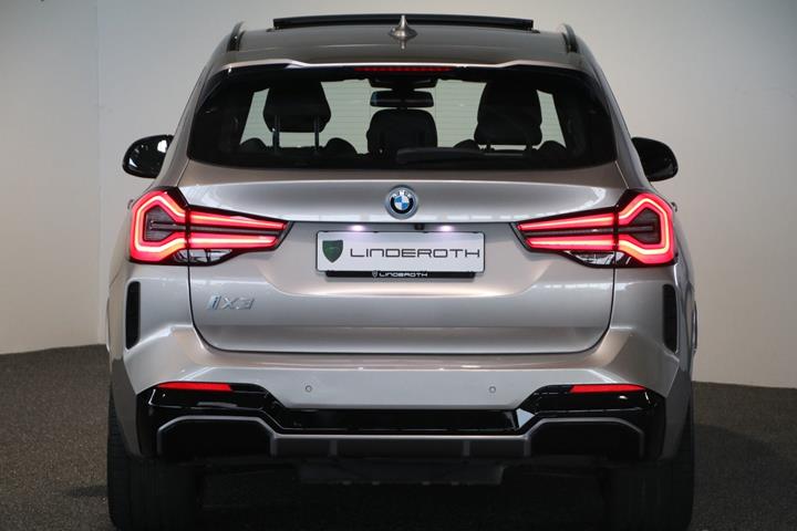 Orange BMW iX3 fra 2023