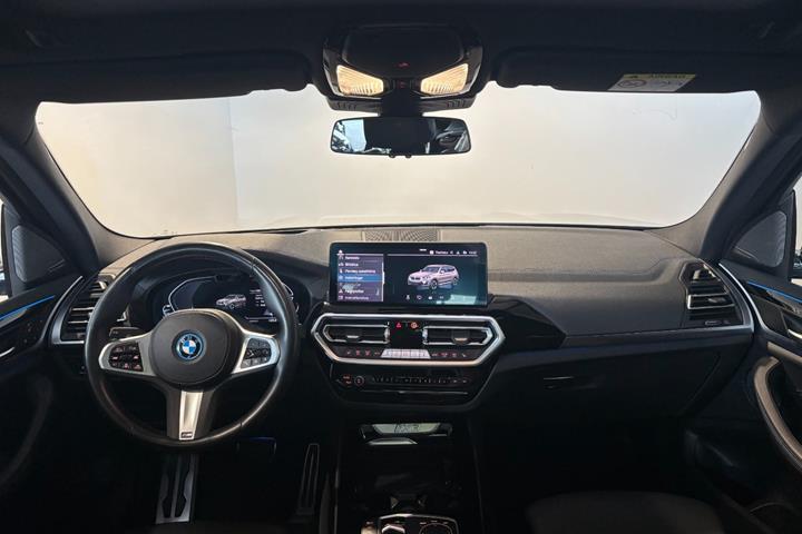 Orange BMW iX3 fra 2023