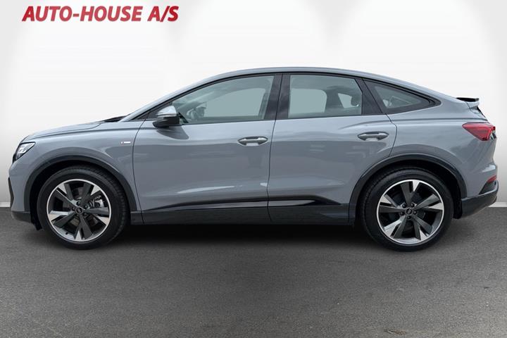 Grå Audi Q4 e-tron fra 2024