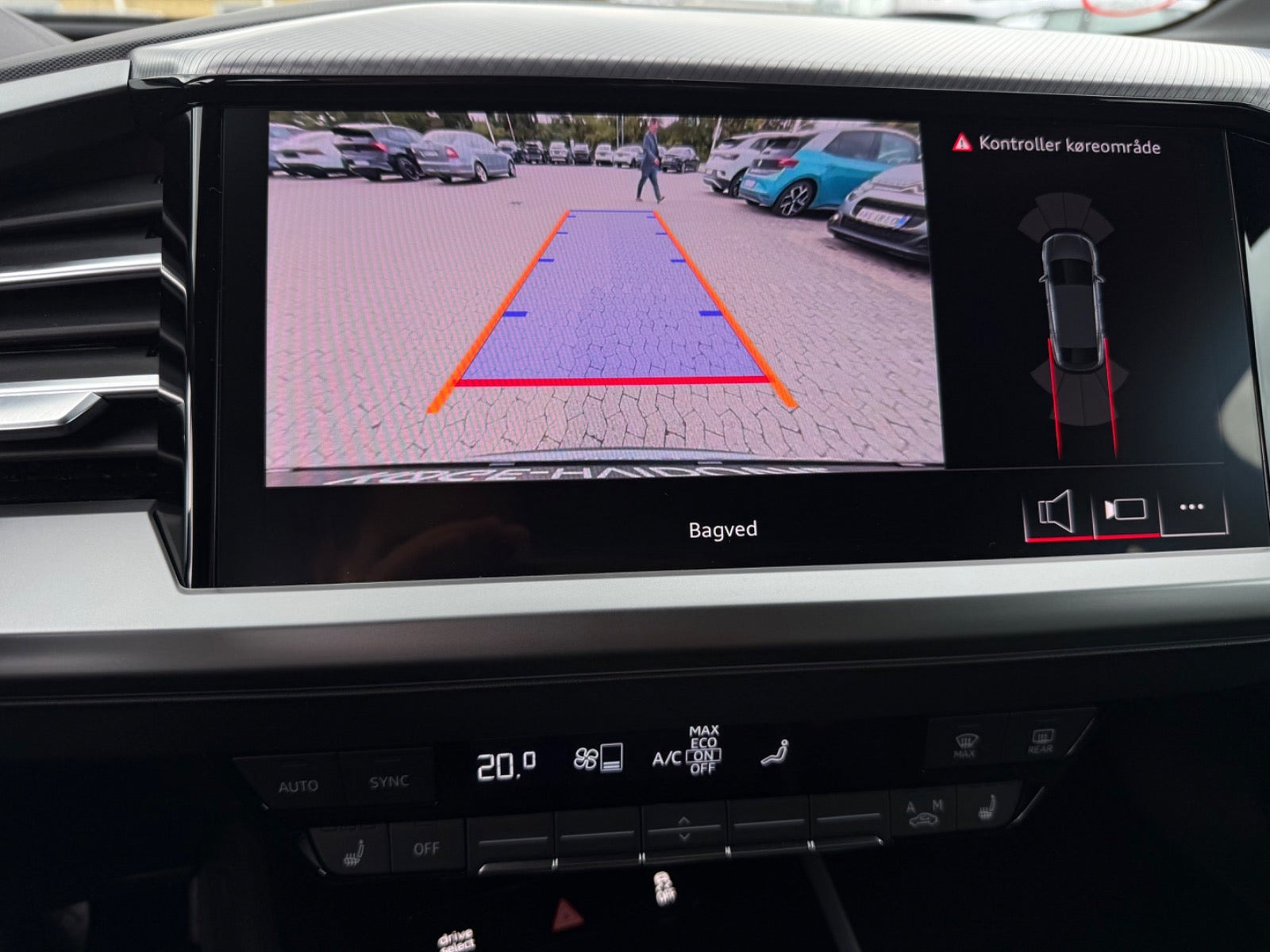 Grå Audi Q4 e-tron fra 2024