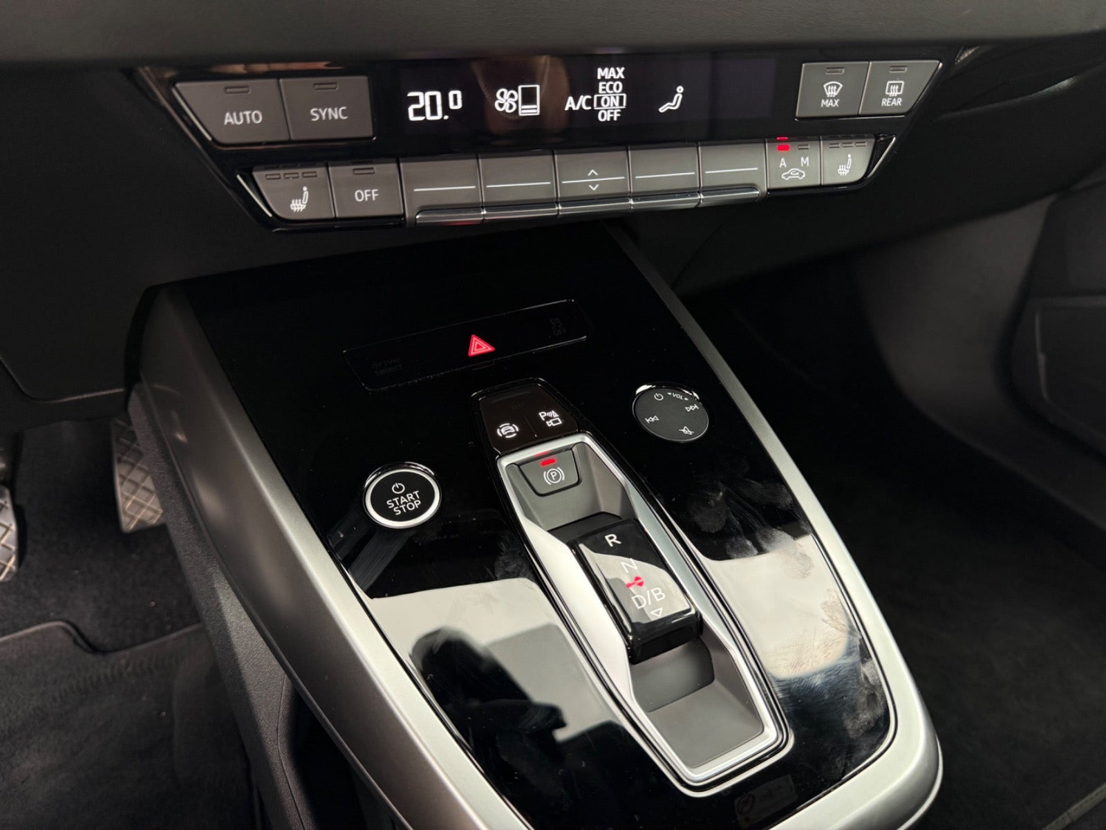 Grå Audi Q4 e-tron fra 2024