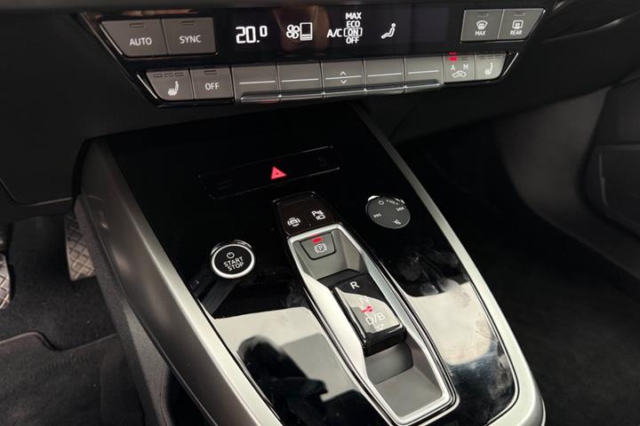 Grå Audi Q4 e-tron fra 2024