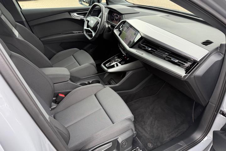 Grå Audi Q4 e-tron fra 2024