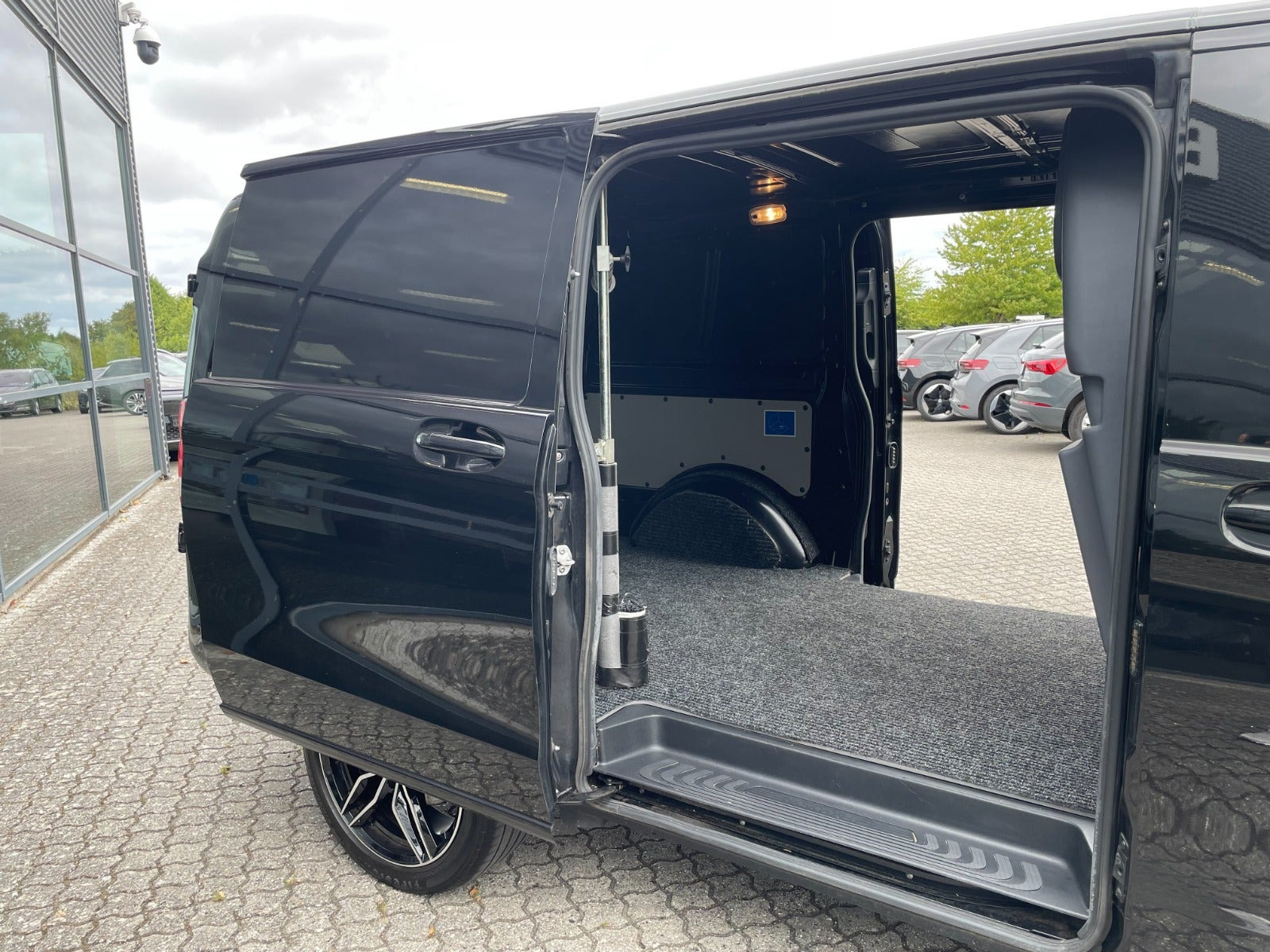 Sort Mercedes Vito 119 fra 2020