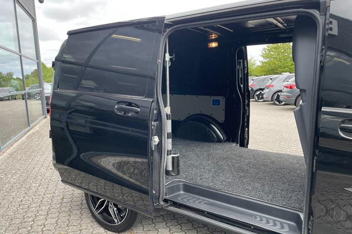 Sort Mercedes Vito 119 fra 2020