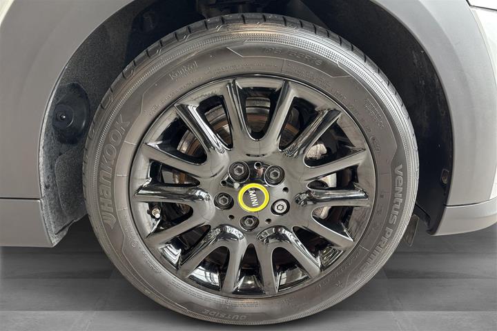 Sølv Mini Cooper fra 2023