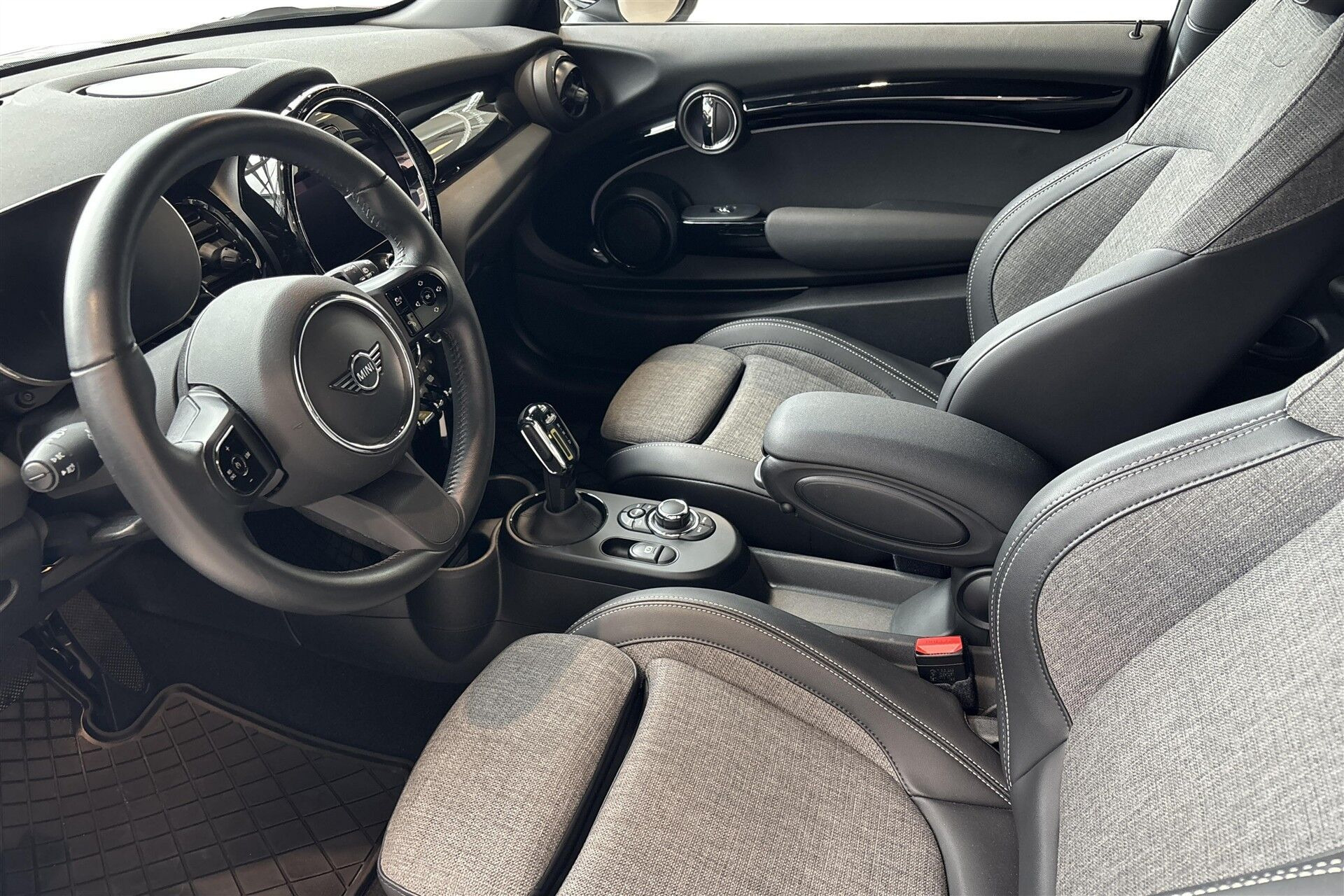 Sølv Mini Cooper fra 2023