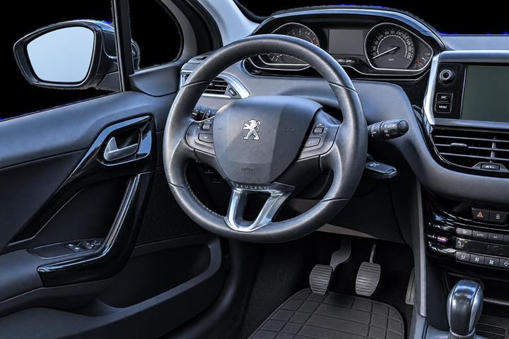 Grå Peugeot 208 fra 2015