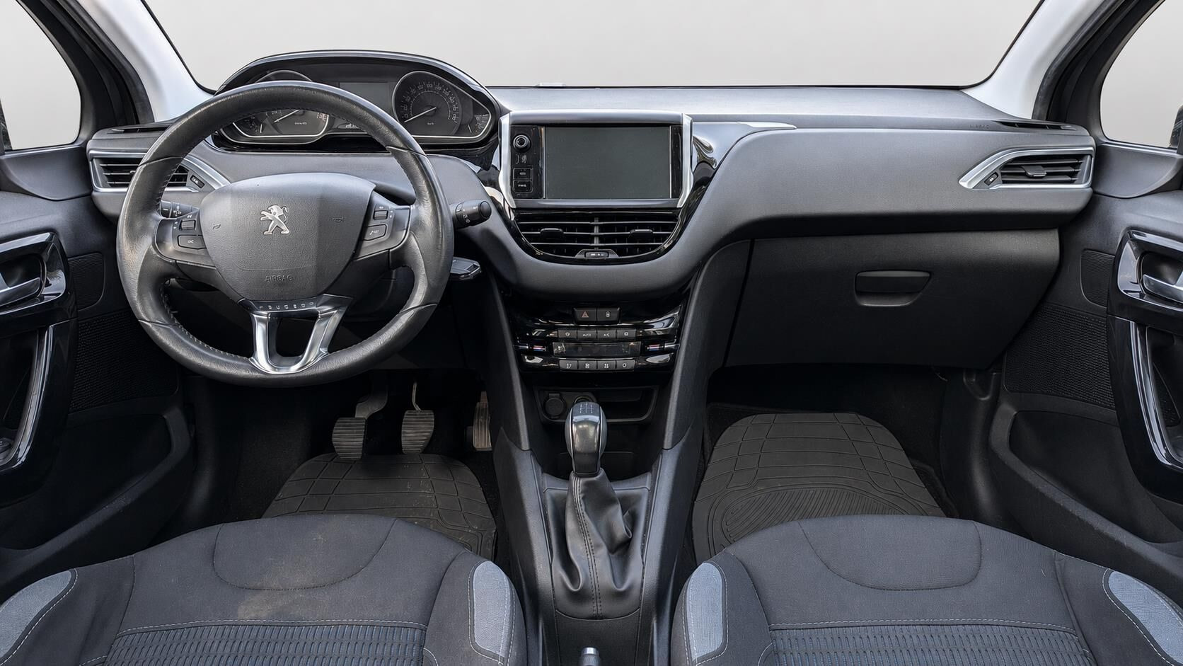 Grå Peugeot 208 fra 2015