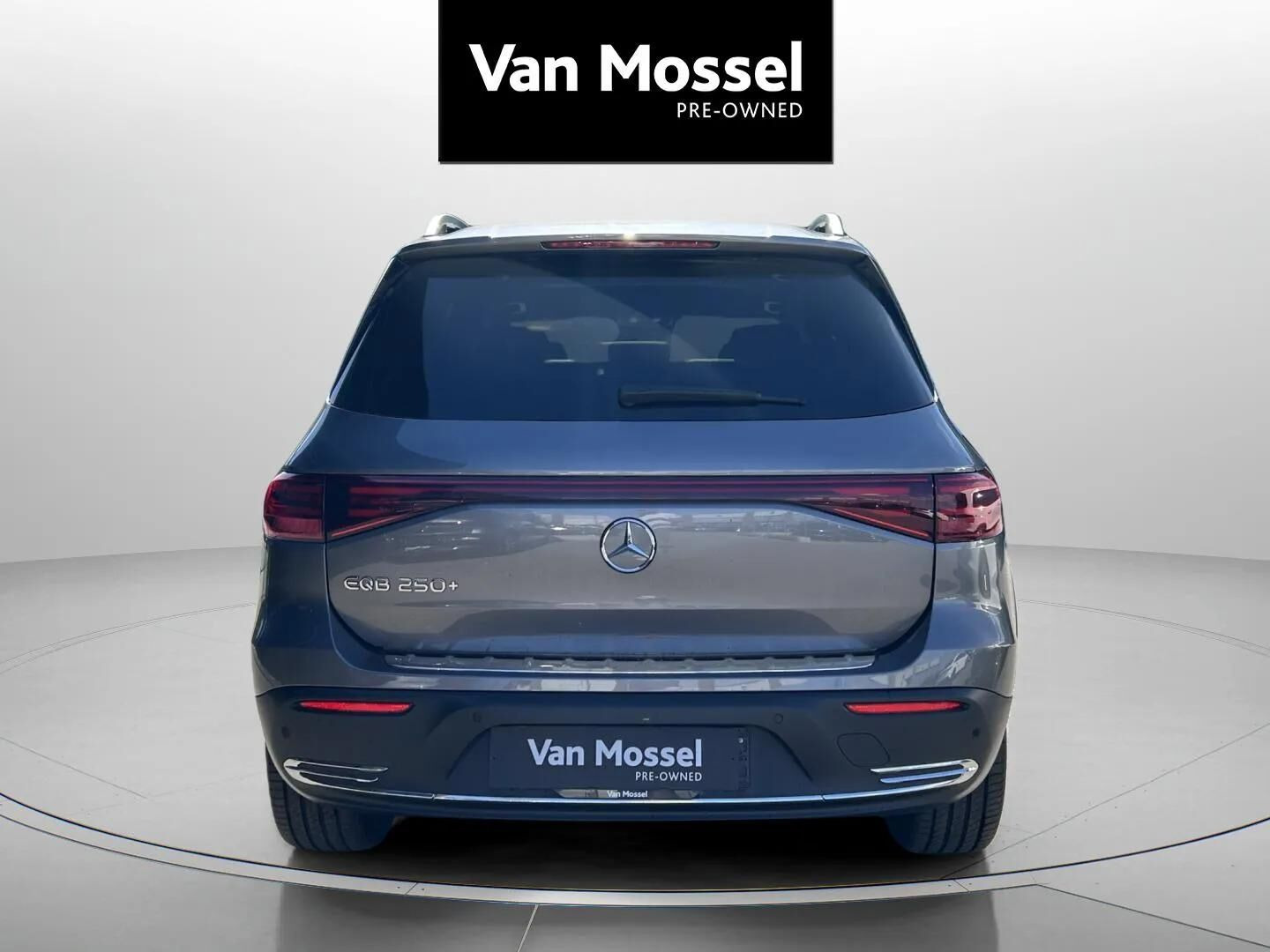 Grå Mercedes EQB 250+ fra 2025