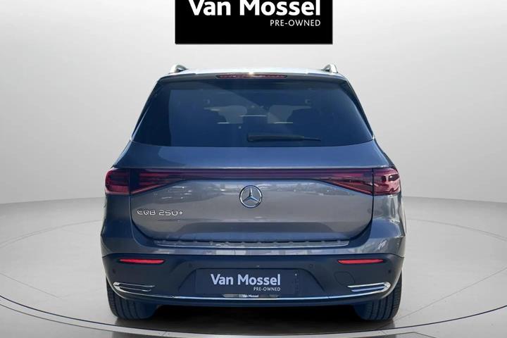 Grå Mercedes EQB 250+ fra 2025