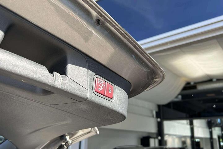 Grå Mercedes EQB 250+ fra 2025