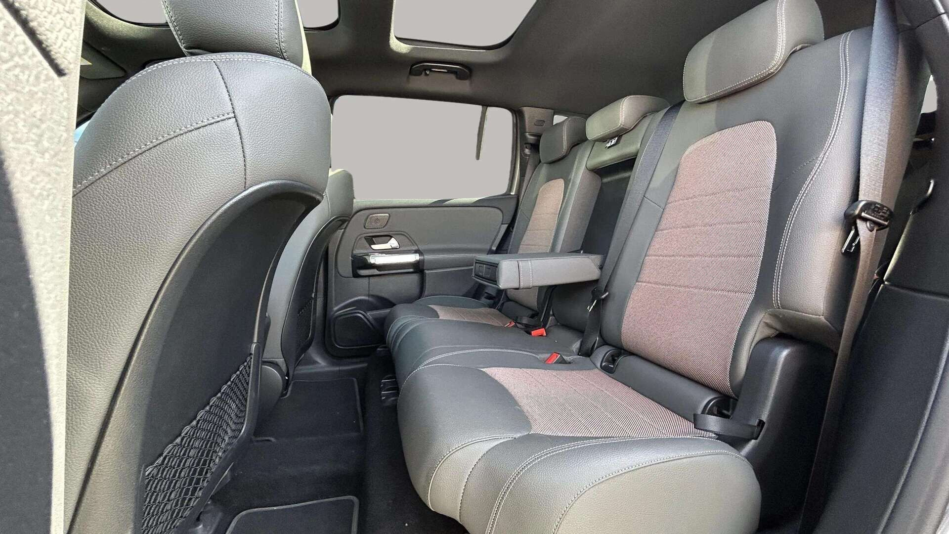 Grå Mercedes EQB 250+ fra 2025