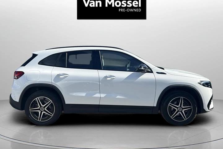 Hvid Mercedes EQA 250 fra 2021