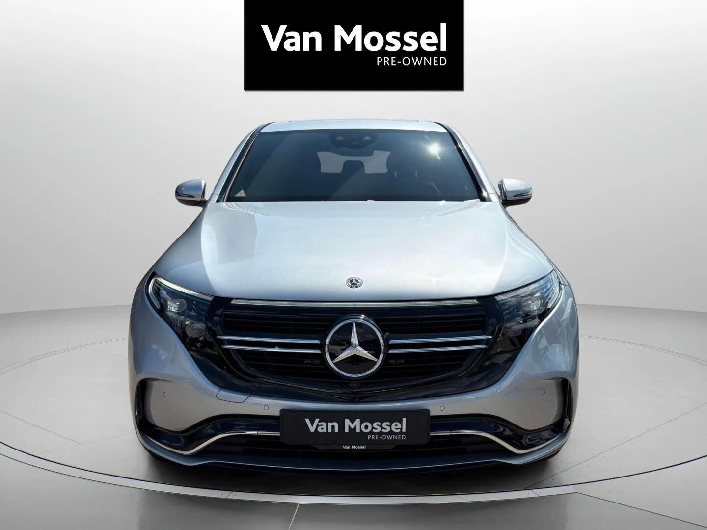 Sølv Mercedes EQC 400 fra 2020
