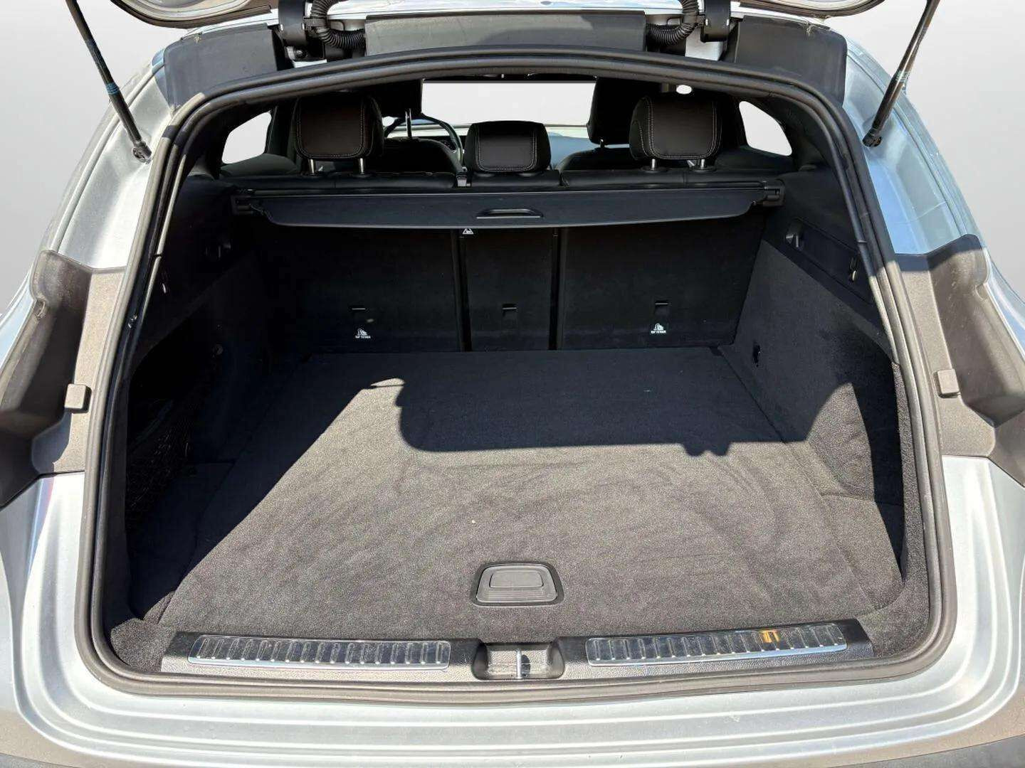 Sølv Mercedes EQC 400 fra 2020