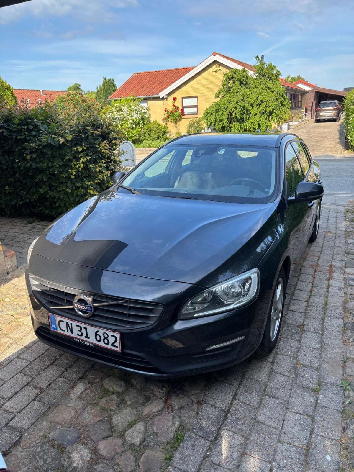 Grå Volvo V60 fra 2016