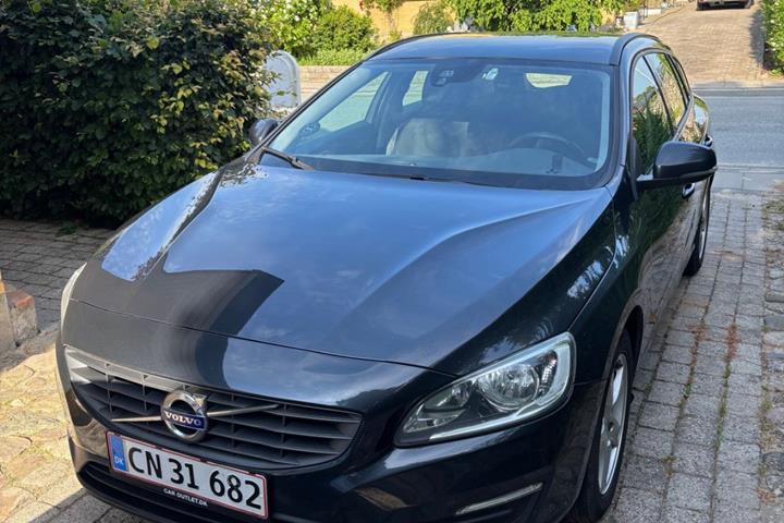 Grå Volvo V60 fra 2016