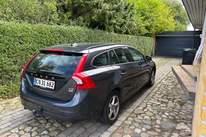 Grå Volvo V60 fra 2016