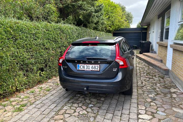 Grå Volvo V60 fra 2016