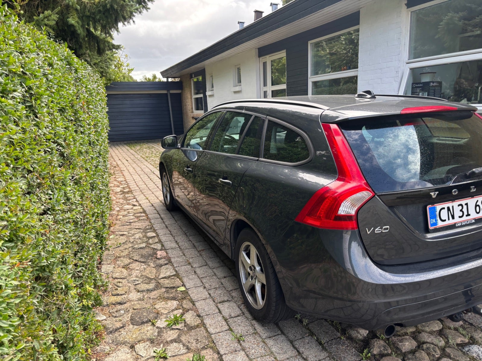 Grå Volvo V60 fra 2016