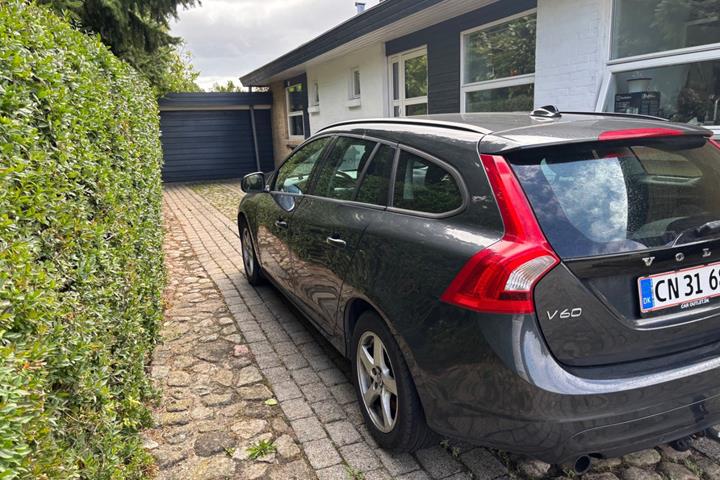 Grå Volvo V60 fra 2016