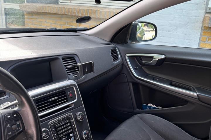 Grå Volvo V60 fra 2016