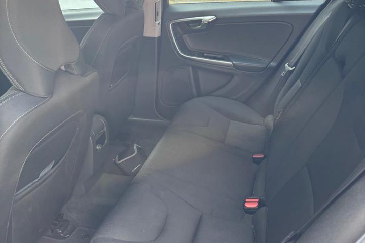 Grå Volvo V60 fra 2016