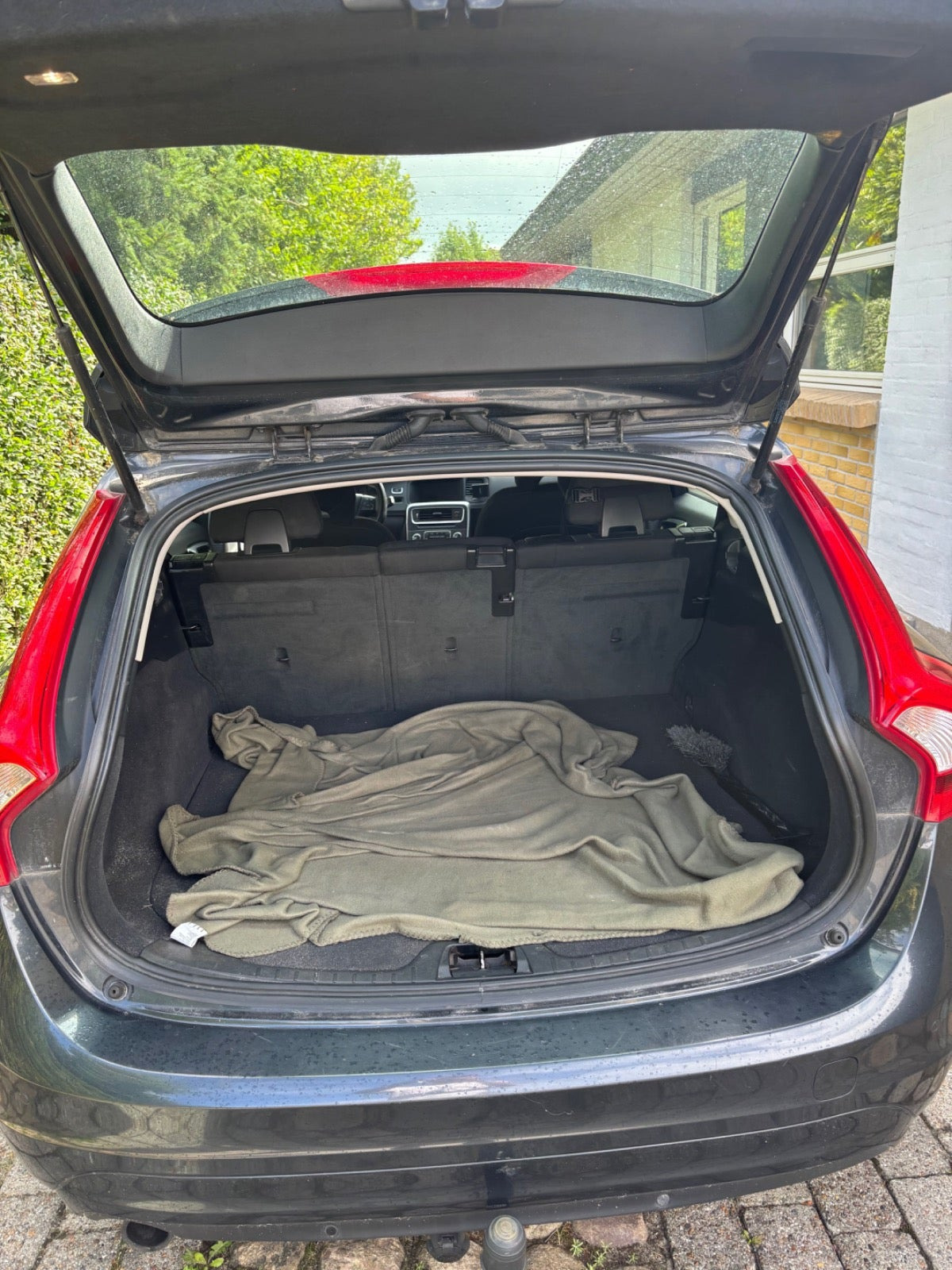 Grå Volvo V60 fra 2016